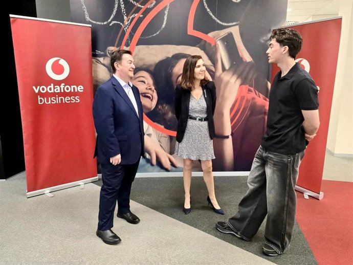 La consejera de Empleo, Empresa y Trabajo Autónomo de la Junta de Andalucía, Rocío Blanco, durante su visita a las oficinas de Vodafone en Sevilla.