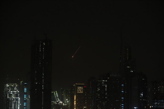 Archivo - UAE, Feb. 28, 2026  -- Flares from flying missiles are pictured over Dubai, the United Arab Emirates (UAE), Feb. 28, 2026. UAE said it has intercepted a new wave of Iranian missiles on Saturday.