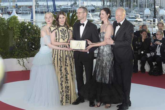 Archivo - El director Joachim Trier (c) recibe el Gran Premio del Jurado antes de la gala de clausura del Festival de Cannes 2025.