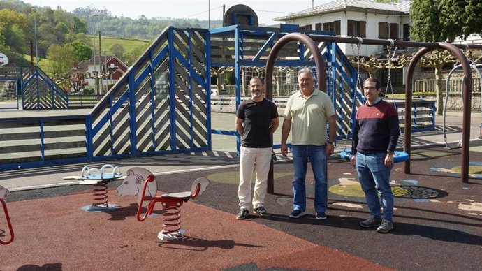 El alcalde de Siero, Ángel García, visita las obras en el parque La Pedrera, en Lieres.