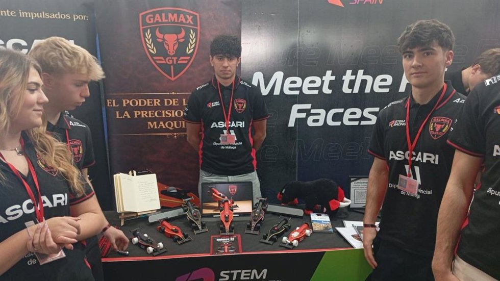 Participantes del proyecto internacional STEM Racing supported bay Formula 1.