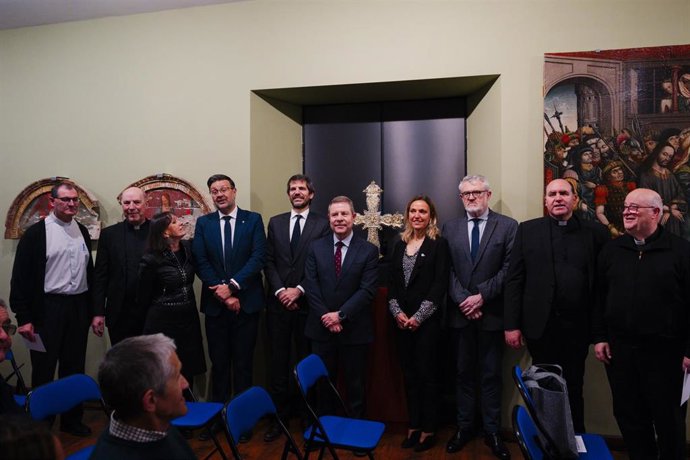 El presidente de Castilla-La Mancha, Emiliano García-Page, y el ministro de Cultura, Ernesto Urtasun, en el acto de restitución de obras incautadas y no devueltas por la dictadura franquista, en Sigüenza.