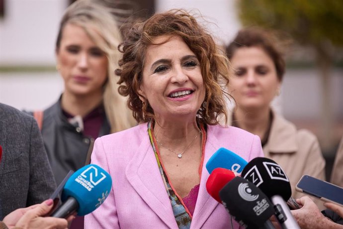 La secretaria general del PSOE-A, María Jesús Montero, atiende a los medios en Casares (Málaga).