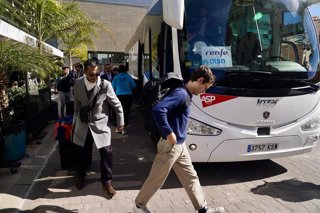 Archivo - Pasajeros de la línea de alta velocidad Madrid-Málaga llegando a la capital malagueña en autobús desde Antequera