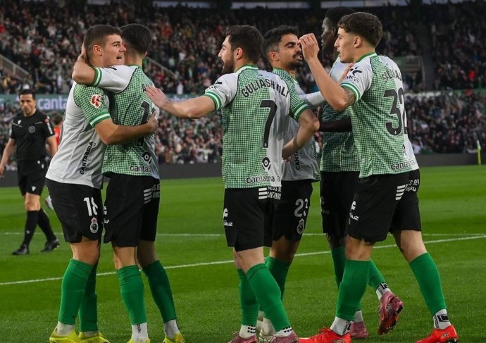 Archivo - Los jugadores del Racing de Santander celebrando un gol.