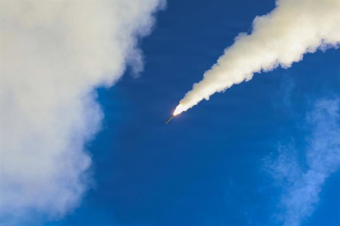 El destructor lanzamisiles de la clase Arleigh Burke de la Armada de los Estados Unidos lanza un misil de ataque terrestre Tomahawk en el marco de la Operación Furia Épica.