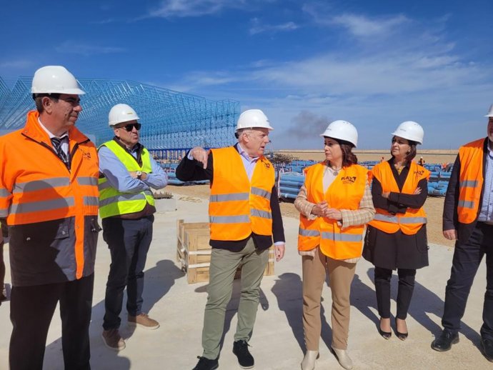 El consejero en funciones de Fomento, Vivienda, Logística y Cohesión Territorial del Gobierno de Aragón, Octavio López, y la alcaldesa de Teruel, Emma Buj, visitan las obras en el aeropuerto de Teruel.
