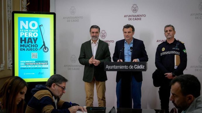El alcalde de Cádiz, Bruno García, acompañado del concejal delegado de Movilidad, José Manuel Verdulla, y un representante de la Policía Local, presentando la nueva campaña de patinetes eléctricos