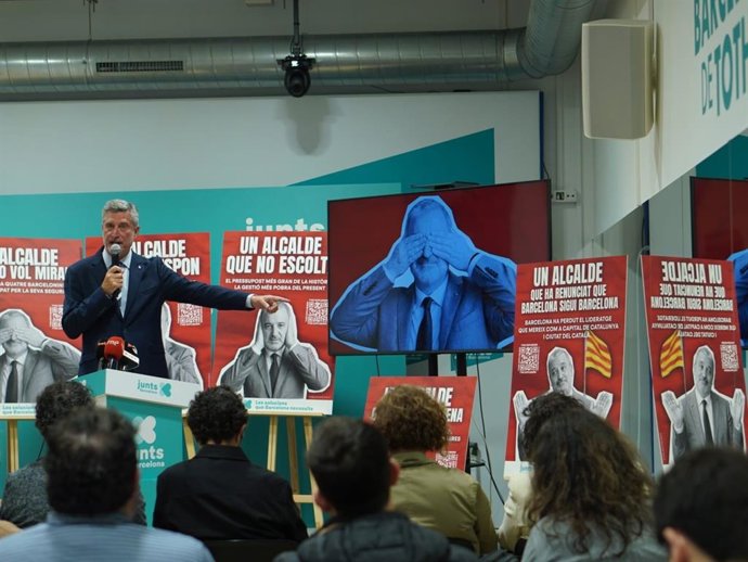 El líder de Junts en Barcelona, Jordi Martí, presenta una campaña que retrata a Jaume Collboni como un alcalde que vive "de espaldas" a la ciudad