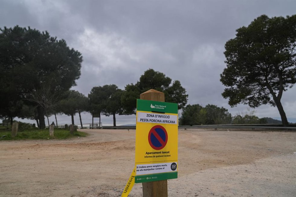Una valla indica la prohibición del acceso al Parque Natural de Collserola (Barcelona)