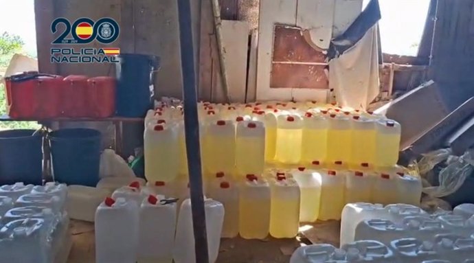 Garrafas con combustibles para surtir a narcolanchas.