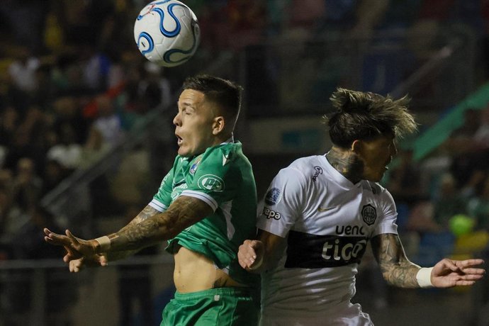 Futbol, Audax Italiano vs Olimpia. Copa Sudamericana 2026. El jugador de Audax Italiano Franco Troyansky, izquierda, disputa el balon con Brian Bentaberry de Olimpia durante el partido del grupo G de la Copa Sudamericana realizado en el estadio
