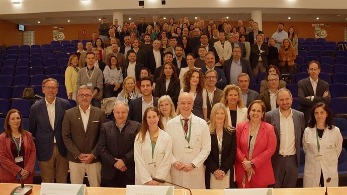 Foto de foto familia de las jornadas sobre sostenibilidad celebradas en el Hospital Reina Sofía.