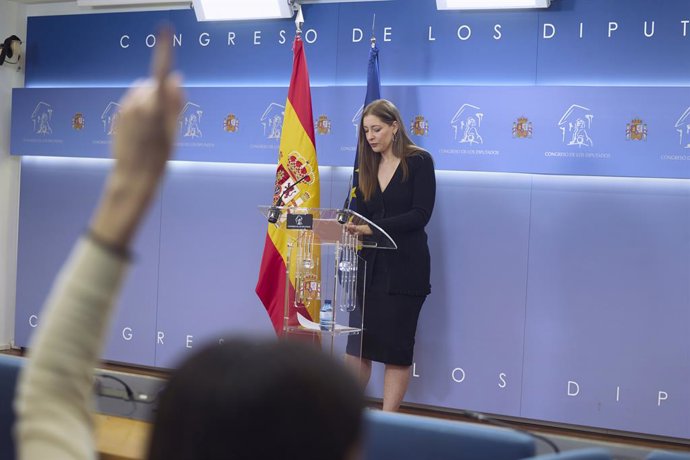 A porta-voz do PP no Congresso, Ester Muñoz, durante uma coletiva de imprensa no Congresso dos Deputados, em 9 de abril de 2026, em Madri (Espanha).