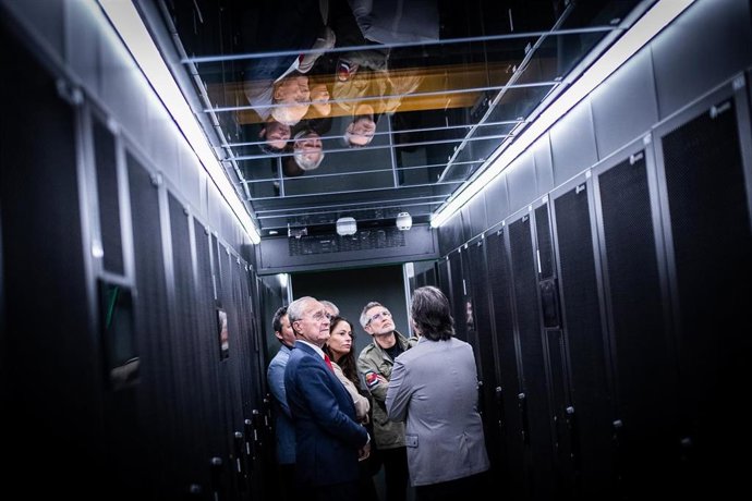 El alcalde de Málaga, Francisco de la Torre, durante la visita el centro de datos de Templus