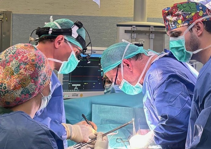 El doctor Pedro Aranda durante una cirugía cardiaca