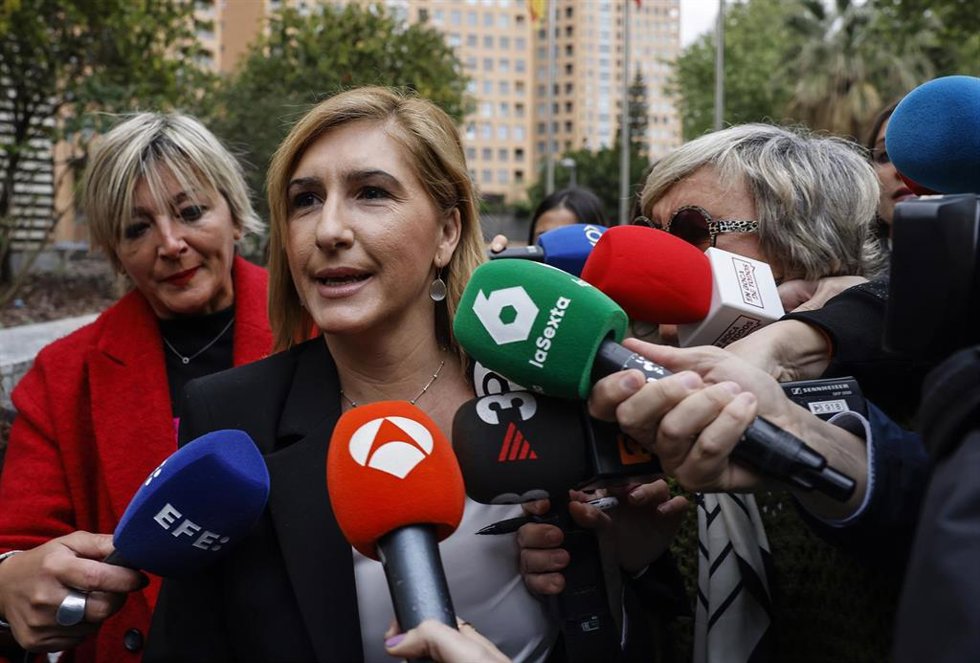 Archivo - La exconsellera de Justicia y Emergencias de la Generalitat valenciana Salomé Pradas ofrece declaraciones a los medios a su llegada a declarar, en calidad de investigada ante la Ciudad de la Justicia de Valencia, a 11 de abril de 2025.