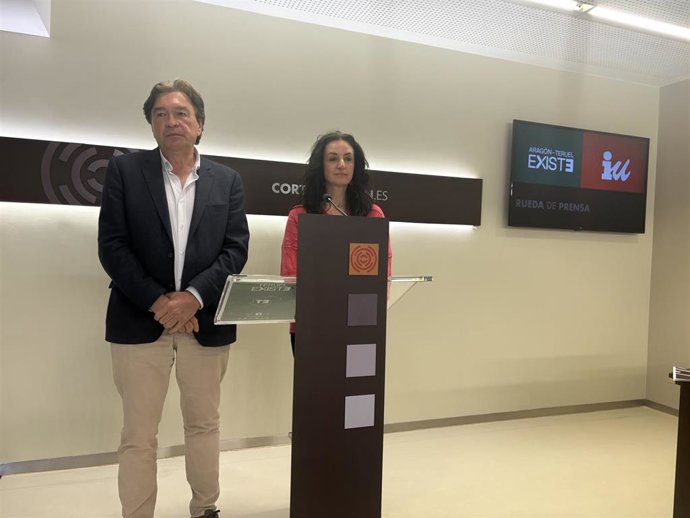 El portavoz de A-TE, Tomás Guitarte, y la diputada de IU Aragón, Marta Abengochea.