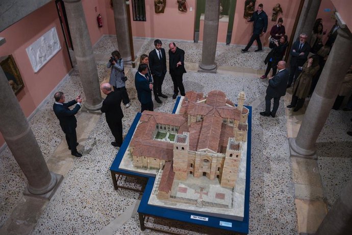 El presidente de Castilla-La Mancha, Emiliano García-Page y el ministro de Cultura, Ernesto Urtasun, en Sigüenza.