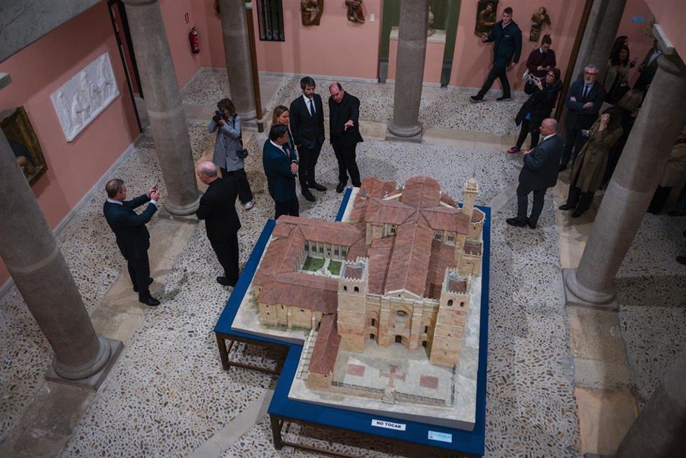 El presidente de Castilla-La Mancha, Emiliano García-Page y el ministro de Cultura, Ernesto Urtasun, en Sigüenza.