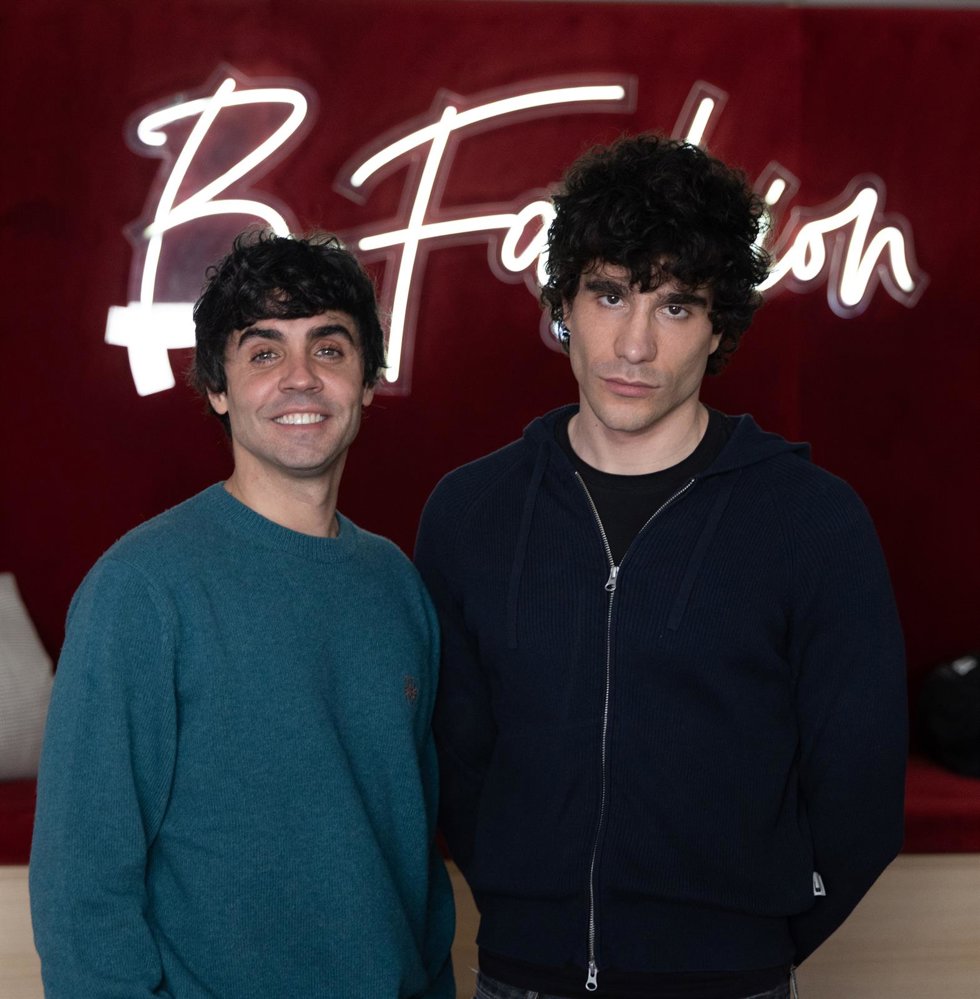 Los directores de cine Javier Ambrossi (i) y Javier Calvo (d) posan tras el anuncio de la 79 edición del Festival de Cannes, a 9 de abril de 2026, en Madrid (España). La intervención se produce tras conocer que su película ‘La bola negra’ participará en