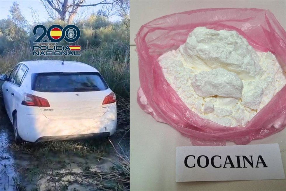 Vehículo protagonista de una persecución policial y droga incautada en el proceso.