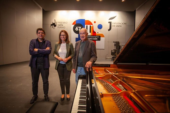 Javier Perianes (izq) junto a África Colomo y Albert Attenelle como presidente del jurado