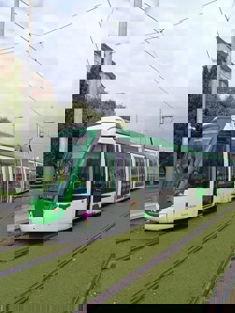 Tranvía de Jaén circulando en pruebas.