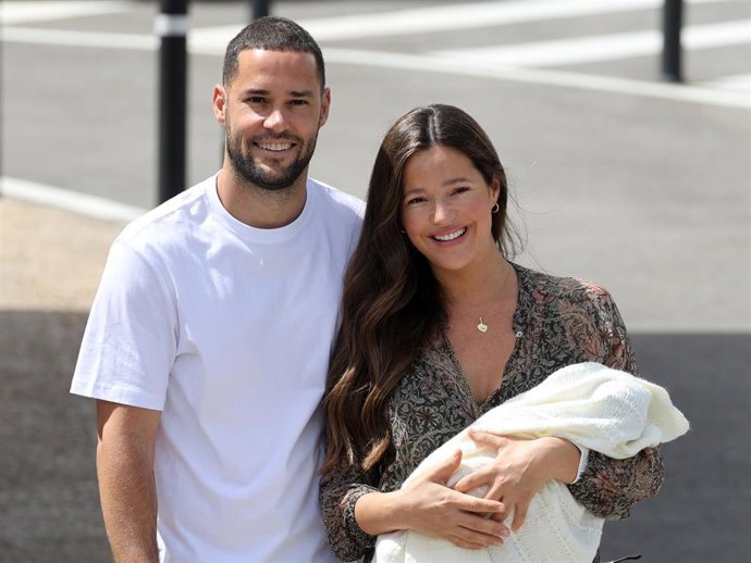 Mario Suárez y Malena Costa junto a su hija Margot a la salida del hospital, a 09 de abril de 2026, en Madrid