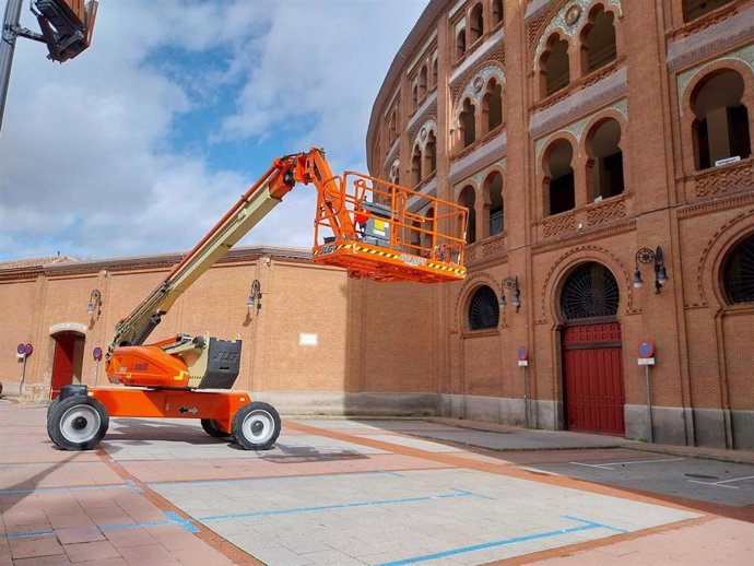 Grúa en la plaza de toros de Las Ventas