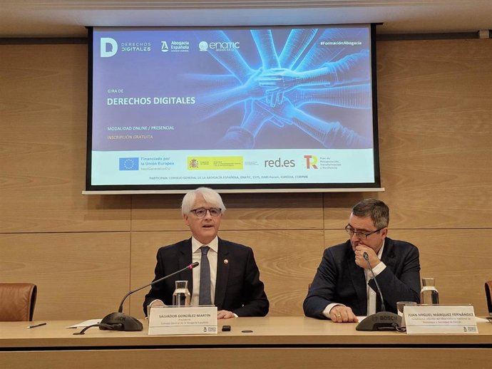El presidente de la Abogacía Española, Salvador González, y el subdirector adjunto del Observatorio Nacional de Tecnología y Sociedad (ONTSI) de Red.Es, Juan Miguel Márquez.