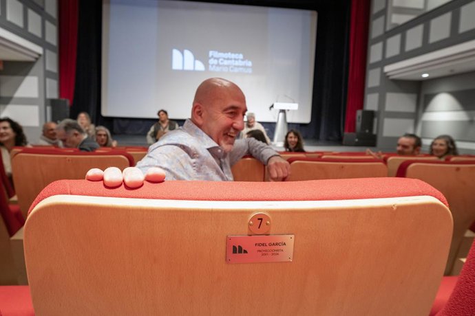 Fidel García en la butaca que desde hoy lleva su nombre