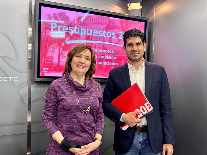 El portavoz del PSOE en el Ayuntamiento de Albacete, José González, y la concejala María José López.