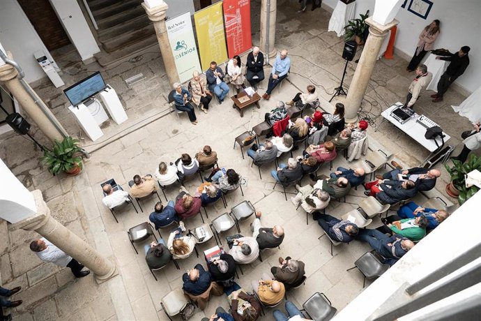 Reunión en Plasencia de participantes en el programa 'IA Sénior' promovido por la Diputación de Cáceres