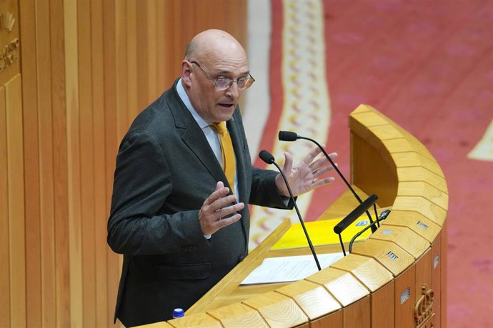 El portavoz de Democracia Ourensana, Armando Ojea, interviene durante el Debate sobre el Estado de la Autonomía, a 8 de abril de 2026, en Santiago de Compostela, A Coruña, Galicia (España). El Gobierno  gallego se enfrenta al Debate sobre el Estado de la 