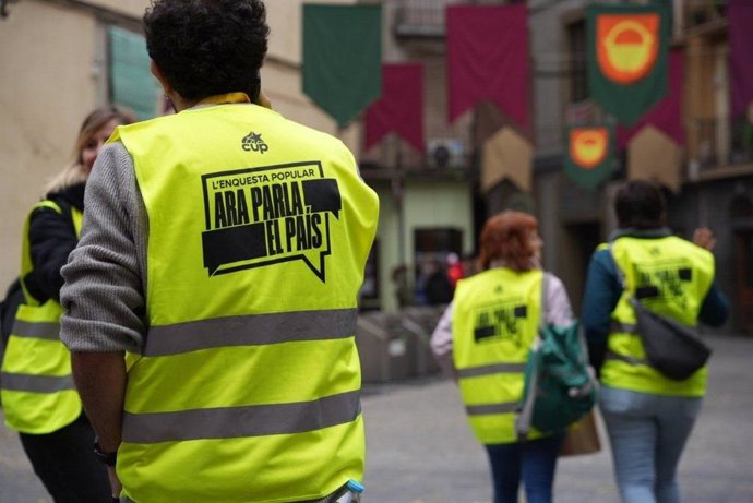 Les "brigades" de la CUP recollint impressions