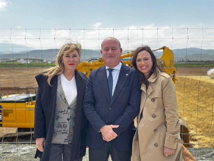 La consejera de Fomento, Articulación del Territorio y Vivienda, Rocío Díaz, y la de Economía, Hacienda y Fondos Eurpeos, Carolina España, visitan el Puerto Seco de Antequera, junto al alcalde, Manuel Barón.
