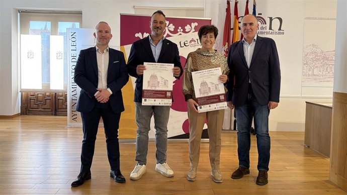 La concejala de Acción y Promoción Cultural de León, Elena Aguado (centro derecha), y el diputado de Cultura, Emilio Martínez (a su izquierda), con los organizadores del Congreso 'Teatros y Cines en León y Provincia'.