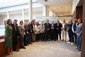 Foto de familia de CaixaBank con representantes de los Grupos de Desarrollo Rural.