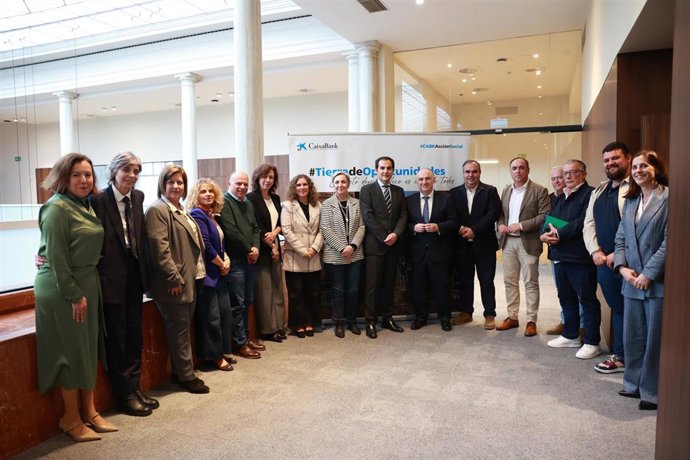Foto de familia de CaixaBank con representantes de los Grupos de Desarrollo Rural.