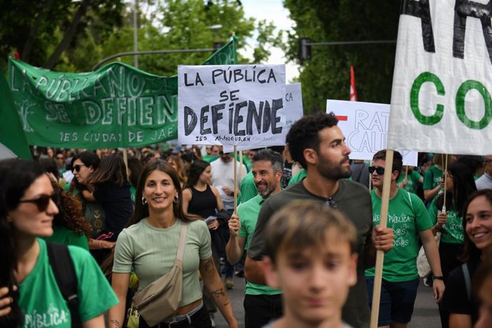 Archivo - Decenas de personas durante una manifestación del profesorado por la defensa de la educación pública, a 8 de mayo de 2024, en Madrid (España). 