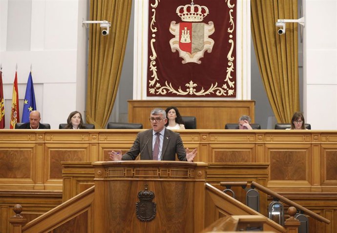 El diputado del PSOE Ángel Tomás Godoy en el pleno de las Cortes.