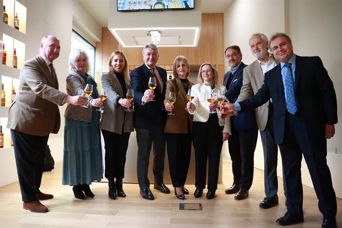 La presidenta de Diputación de Cádiz, Almudena Martínez (3i), la alcaldesa de Jerez, María José García-Pelayo (5d) y el presidente del Consejo regulador de Jerez, César Saldaña (4i), brindan tras la presentación del Aula Enogastronómica. 