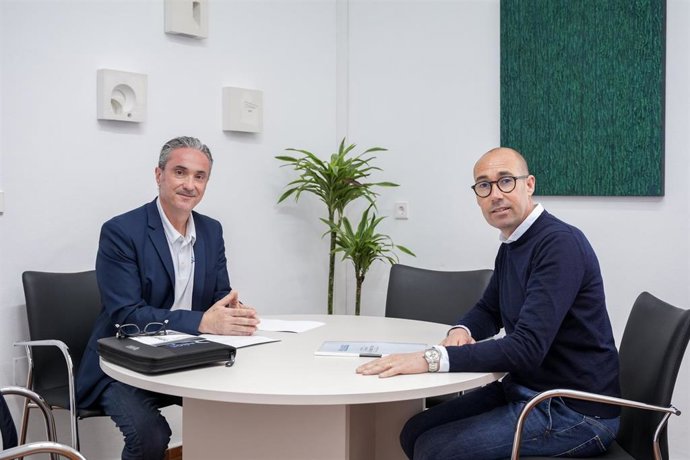 El presidente del Consell de Formentera, Óscar Portas, y el secretario general provincial de AUGC, Fernández del Blanco.