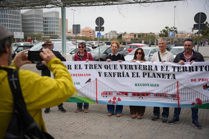 Concentración de Ecologistas en Acción ante la Estación de Sevilla-Santa Justa bajo el lema ' Por el tren que vertebra el territorio y enfría el planeta'