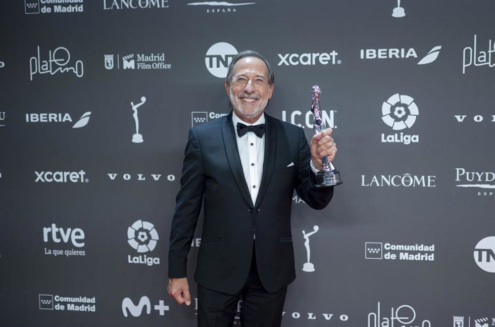 Archivo - El actor Guillermo Francella sujeta el Premio Platino a la Mejor Interpretación Masculina en Teleserie o Miniserie durante la celebración de la gala de la 10ª edición de los Premios Platino del cine Iberoamericano en 2023. 