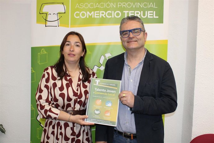 La presidenta de la Asociación Provincial Comercio Teruel, Charo Guillén; y el concejal de Comercio del Ayuntamiento de Teruel, Luis Girón, presentan el proyecto "Talento Joven y Comercio Local"