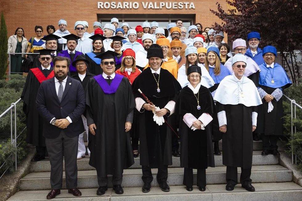 Fotografía de familia tras la ceremonia de investidura y de Francisco Oliva y Eva Alcón con Enrique Ayala y los padrinos, Justo Cuño y Manuel Chust.