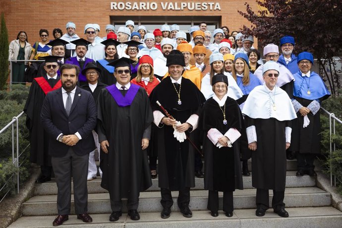 Fotografía de familia tras la ceremonia de investidura y de Francisco Oliva y Eva Alcón con Enrique Ayala y los padrinos, Justo Cuño y Manuel Chust.