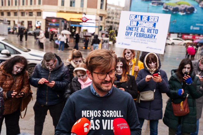 Archivo - El sociólogo y fundador del Movimiento OFF, Diego Hidalgo, ofrece declaraciones a los medios durante una manifestación contra la dependencia digital, en la plaza de Callao, a 17 de enero de 2026, en Madrid (España). Movimiento OFF ha convocado e